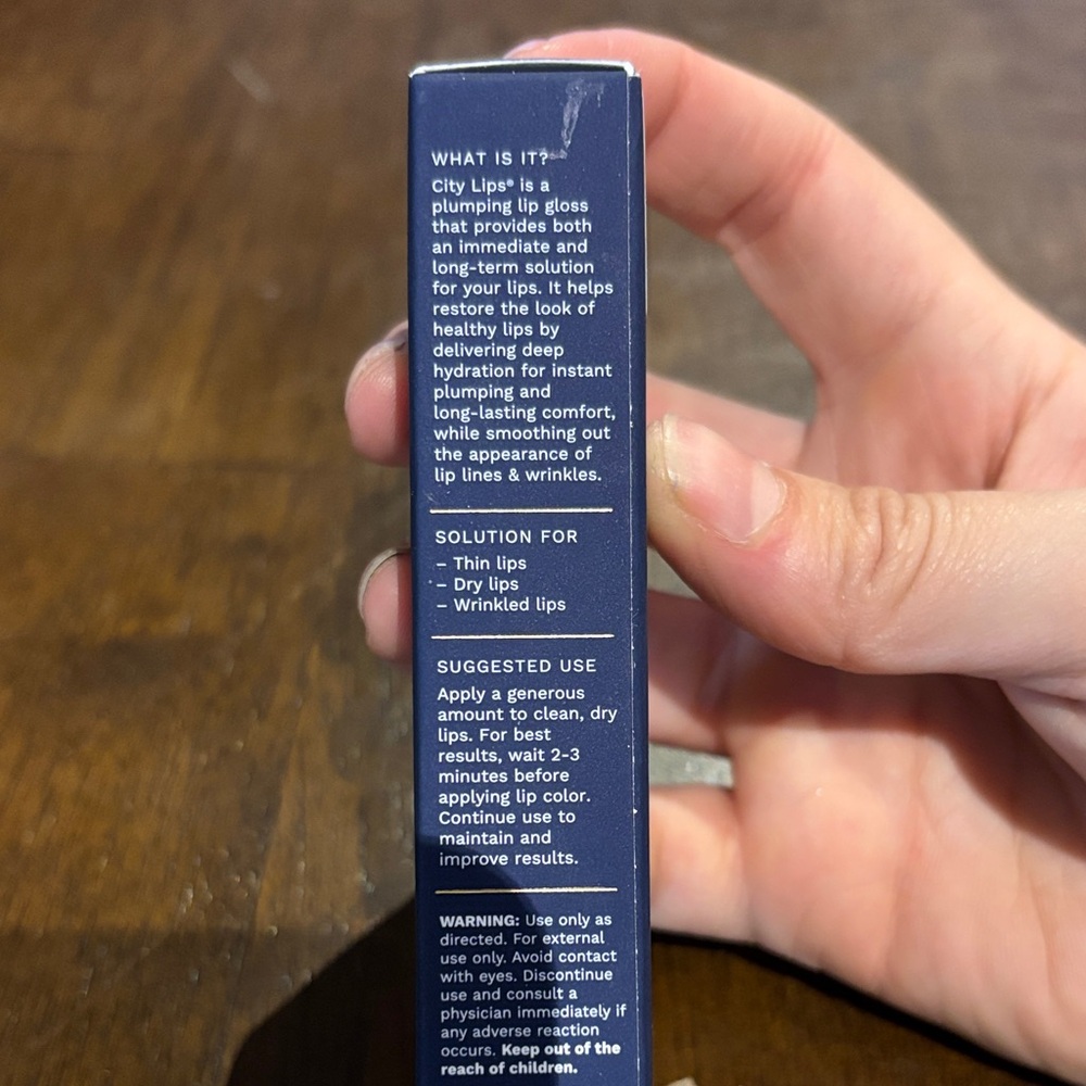 City Lips Plumping Lip Gloss - Hydrate & Nourish (Navy Packaging) - Picture 3 of 4